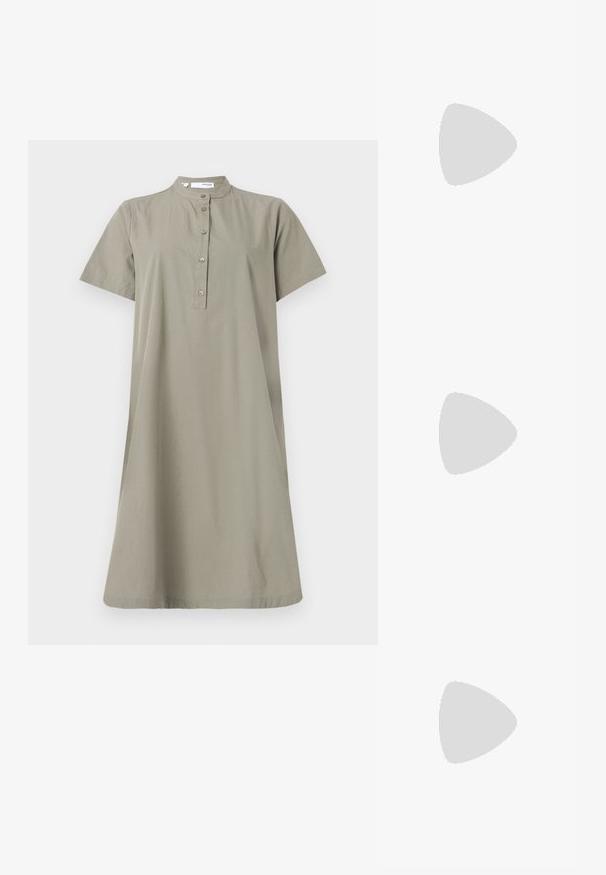 Khaki bombažna obleka s kratkimi rokavi, stoječim ovratnikom in gumbi po sprednji strani; ohlapen kroj in dolžina do kolen.; Črne patentne usnjene sandale s koničastim nosom, zankami okoli gležnja s srebrnimi sponkami in opremo ter vitkimi petami.; Zlata metalna torbica z urejenim dizajnom, gladko teksturo in nastavljivim trakom. Ima edinstveno trikotno obliko in minimalistično šivanje.; Zlato obarvani uhani z teksturiranimi, valovitimi oblikami. Vključujejo skulpturalne sponke za ušesa in odprto obliko obročka s kladivastim finišem.