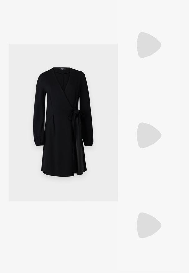 Schwarzes Wickelkleid mit langen Ärmeln, V-Ausschnitt und seitlichem Bindeband. Hergestellt aus glattem Stoff mit fließender Silhouette und knielangem Saum.; Schwarze Lackleder-Slingbacks mit spitz zulaufender Zehenpartie, verstellbarem Knöchelriemen und moderatem Blockabsatz. Glatte Textur mit glänzender Oberfläche.; Schwarze Lederhandtasche mit strukturiertem Oberflächen, silbernen Beschlägen, Schnappverschluss und einem kurzen Griff zum Tragen. Kompaktes und strukturiertes Design.; Silberne herzförmige Vorhängeschlösser mit eingravierten "JA"- und "NEIN"-Texten, polierte Oberfläche, symmetrisches Design und einem robusten Metallverschluss.