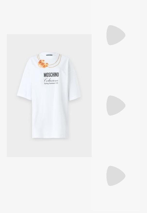 Hvid bomulds T-shirt med korte ærmer, der har et grafisk motiv af en croissant og en perlesmykke. Teksten siger "Moschino Colazione Forår Sommer 225."; Sort remsandale med firkantet tå og en lav blokeret hæl. Har flere tynde stropper og en justerbar ankelrem. Fremstillet af glat læder.; Skildpadde-solbriller med en rund, kraftig ramme og brune linser. Har subtile mønstre og lige, afsmalnende stænger.; Sort læder tote taske med glat tekstur, struktureret form, to håndtag og en fremtrædende sølvspænde detalje på forsiden.