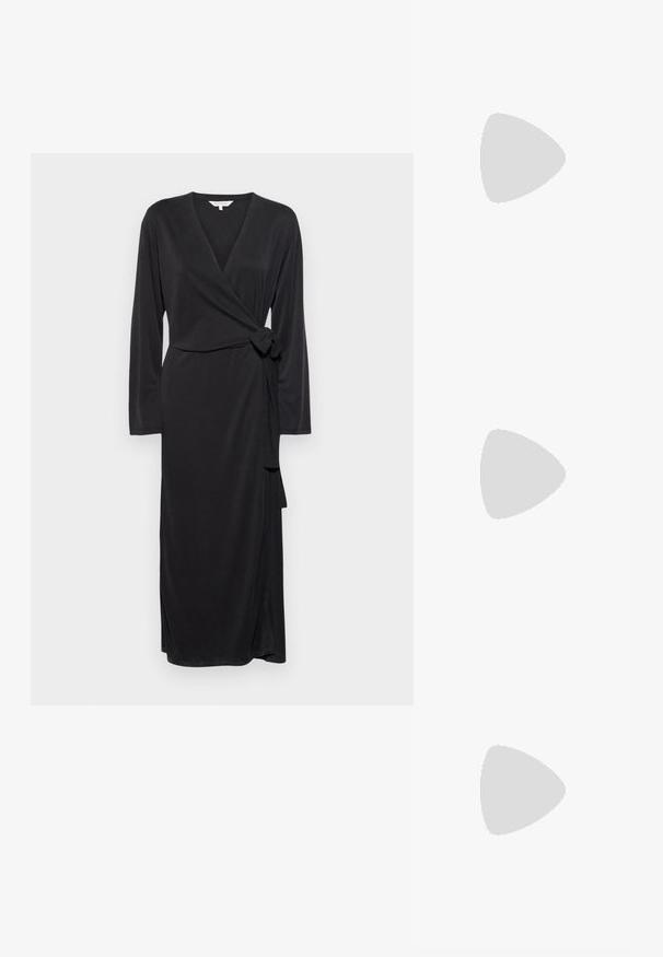 Crna haljina na preklop od glatkog materijala, s dugim rukavima, dubokim V-izrezom i detaljem vezivanja u struku, te bočnim prorezom na dnu.; Srebrna slingback salonska cipela s oštrim prstom, metalik završnom obradom, dva dekorativna remena i vitkim potplatom s crnim vrhom.; Crna kožna torba na rame s glatkom teksturom, zakrivljenim oblikom, podesivim remenom i zatvaranjem na patentni zatvarač. Minimalistički dizajn bez ukrasa.; Srebrna dvostruka prsten s glatkom, poliranom površinom. Karakterizira ga fluidan, zakrivljen dizajn s preklapajućim sekcijama za moderan izgled.