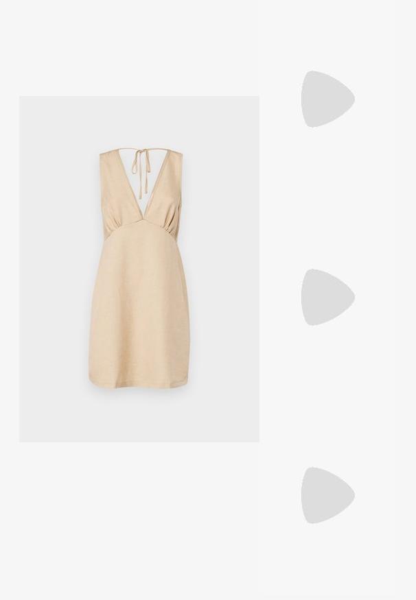 Robe en lin beige avec un décolleté en V profond, des côtés froncés et des bretelles ajustables à l'arrière. Coupe droite au-dessus du genou avec une texture lisse.; Bottes de cowboy en cuir marron avec un bout pointu et un talon bloc, présentant des coutures détaillées et des accents en relief sur la tige.; Lunettes de soleil en écaille de tortue marron avec une forme vintage de lunettes cat-eye et des verres marron. Présente des branches courbées avec des accents rouges.; Pochette en cuir noir avec un rabat et un détail en boucle en métal doré. Inclut une sangle noire et un design épuré et minimaliste.