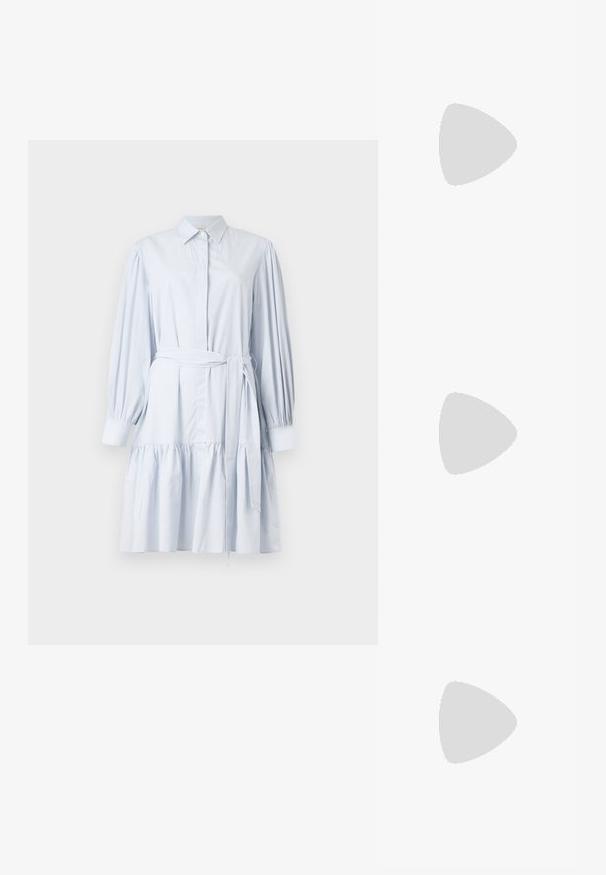 Abito camicia a righe blu chiaro con colletto botton-down, maniche lunghe a sbuffo, vita con cintura e orlo a balze a strati.; Scarpa slingback nera con punta affilata e tacco basso, realizzata in pelle liscia e con un design a taglio laterale per favorire la traspirabilità.; Borsa a tracolla in pelle nera con una texture morbida, forma triangolare e tracolla regolabile, abbinata a una camicia a righe blu chiaro e pantaloni bianchi.; Orecchini a cerchio in metallo argentato con una superficie liscia e lucida e un design strutturato e arrotondato. Presentano una chiusura a cerniera per un indosso sicuro.