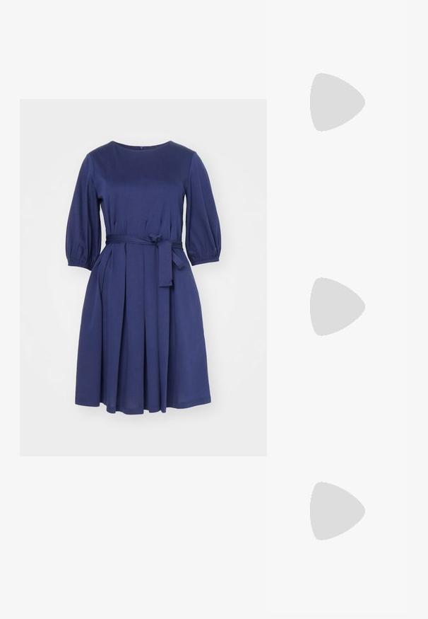 WEEKEND MaxMara JUMBO - Džersio suknelė - blue; Balta trumpa rankovėmis marškinėliai, pagaminti iš pasiruošusio audinio. Apvali iškirptė, reguliari tinkamumas ir subtilūs siuvimo detalės. Be raštų ar grafikos.; Juodai odiniai baletai su apvaliu pirštu, lygi texture, minimalus siuvimo detales ir lanksčiu padų dizainu.; Sœur Rankinė per petį - cognac