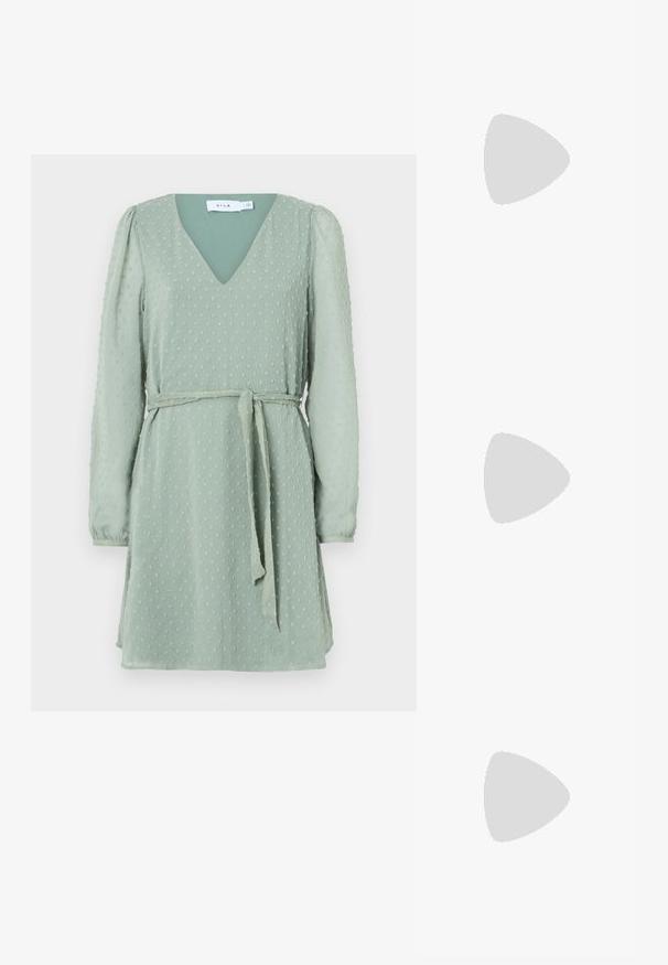 Grønn kjole med V-hals, lange pufferm, strukturert prikkemønster, og et matchende stoffbelte i midjen.; Spiss-tå høyhælte sko med en fargekomposisjon av sølv, gull og nude. Glanset overflate med utskjæringsdesign, med en stiletto hæl.; Sølvfarget metallisk poseveske med en myk, avrundet form og en knyttet topplukking. Laget av glatt imitert skinn.; Sølv hoops øredobber med en tvistet design, som har en polert finish og bakstøtte. Mål omtrent 3 cm i diameter.