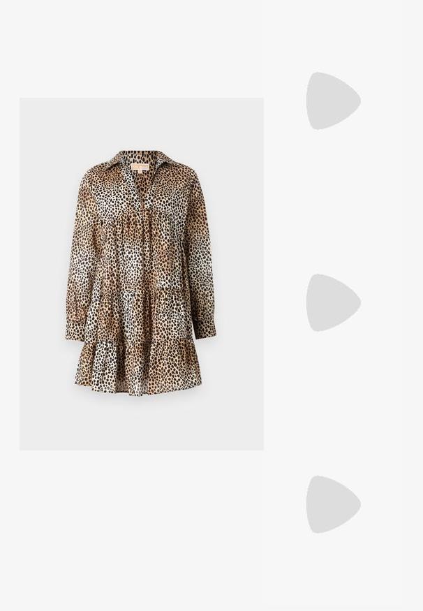 Haljina s leopard uzorkom napravljena od lagane tkanine. Ima ovratnik, duge rukave i višeslojni volan. Boje: bež, crna, smeđa.; Crne lakirane slingback pete s oštrim vrhom, s teksturiranim uzorkom zmijske kože, podesivom remenom i kratkom, teksturiranom blok-petom.; Crna kožna torba preko ramena s dva prednja džepa, zlatnim kopčama, zatvaranjem na zip i uskim remenom. Teksturirana površina i kompaktan pravokutan oblik.; Zlatne metalne naušnice u obliku obruča s zakrivljenim, izduženim oblikom. Imaju glatku, sjajnu površinu i zaobljeni vrh za dodatni detalj.
