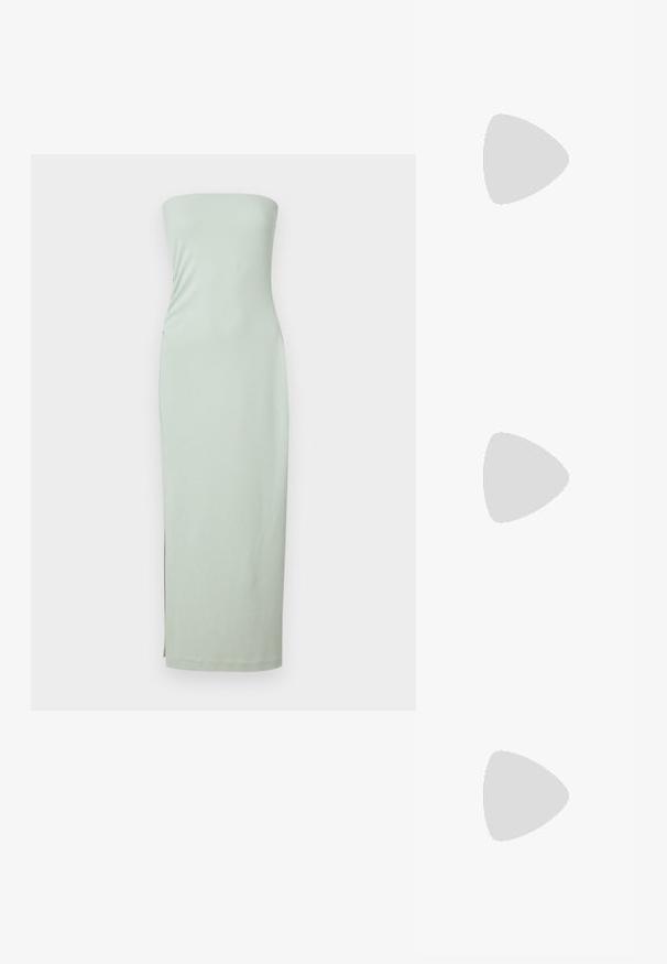 Rihmata, mündroheline midi kleit, mis on valmistatud siledast ja venivast kangast. Omab keha lähedast siluetti ja külgmist lõhet lisaliikumiseks.; Mustad musta värvi kontsandaalid on varustatud peente rihmadega, millel on sõlmekujundus, siledad ruudukujulised varbad ja stiilne stilettokonts.; Helehall metallik handbags, millel on kett, kaunistatud väikeste ümmarguste metallist õmblustega ja kolmnurkse brändi logoga.; Hõbedased rõngaskõrvarõngad, millel on sile ja läikiv pind. Ümar kuju, kerge disain, millel on post-tagumise kinnituse süsteem.