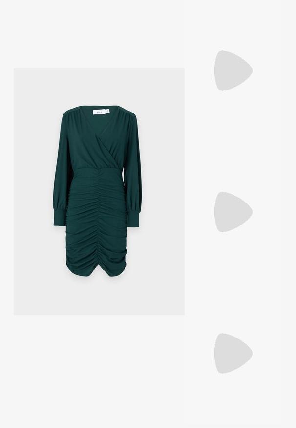 Tamsiai žalia suknelė, ilgomis rankovėmis, V formos iškirpte, raukšlėtomis detalėmis prie kūno, prigludusi siluetas, minkšta medžiaga, minimalistiškas dizainas, etiketė ant apykaklės.; Rudos odinės kaubojaus batai su smailiu priekiu ir blokuotu kulnu, pasižymintys detaliu siuvinėjimu ir iškiliais akcentais ant ašies.; Juodas odinis dėkliukas su atvarteliu ir auksinės metalinės sagties detalėmis. Įeina juodas diržas ir elegantiškas, minimalistinis dizainas.; Sidabriniai auskarai žiedai su sukto dizaino, turintys poliruotą apdailą ir fiksavimo smeigtuką. Skersmuo maždaug 3 cm.