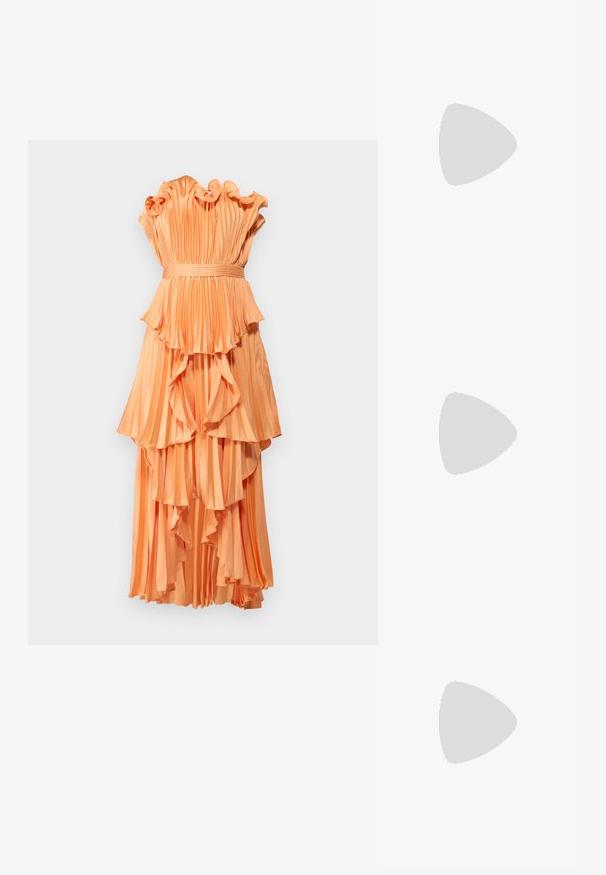 AMUR JANEY TIERED SHELL DRESS - Svečana odjeća - sweet peach; Bijela kožna visoko potpetica s oštrim vrhom, remenom oko članaka i tankom stiletto potpeticom. Glatka tekstura s blagim sjajnim završetkom.; Bijela teksturirana torbica s nabranim dizajnom, s zlatnom lancem. Glatka površina s suptilnim valovima i zaobljenim rubovima.; Kremaste vune rukavice s rebrastim manžetama, s po dva ukrasna zlatna dugmeta na vrhu manžeta. Mekana tekstura s otvorima za prste.