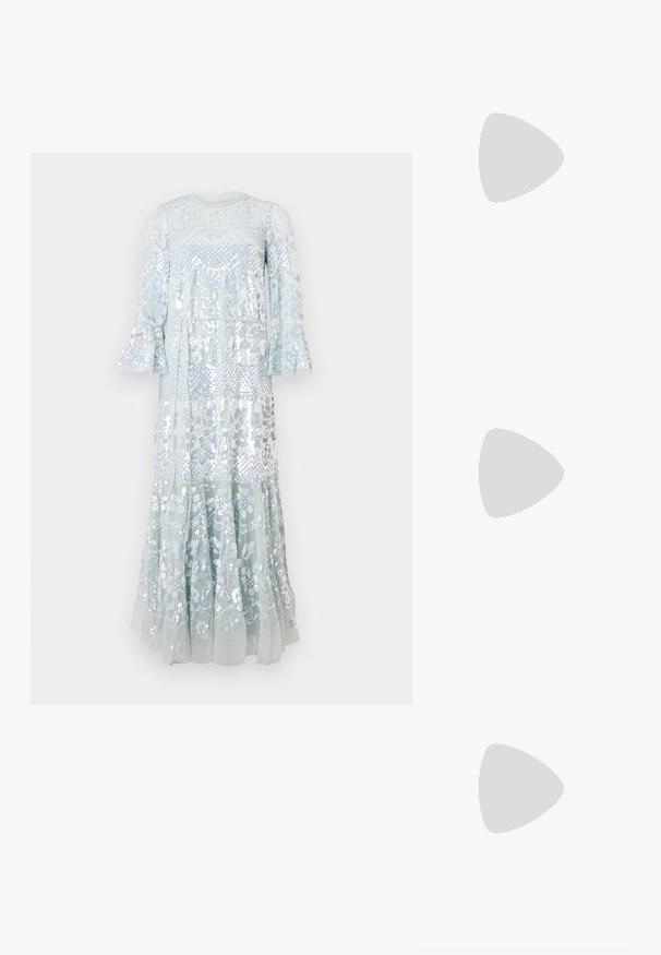 Lange, lichtblauwe jurk met intricat bloemenborduursel en pailletten, met volants mouwen en een gelaagd rok ontwerp.; Witte leren sneakers, laag model, met een gladde textuur, ronde neus, vetersluiting aan de voorkant en een klein geborduurd logo aan de zijkant.; Zwarte leren halfronde tas met een gouden hardware accent, voorzien van een ritssluiting. Draagt crossbody over een grijze trui.; Gouden knoopstuds met een gedraaide design. Elke oorring heeft een ronde transparante achterkant voor een veilige draagervaring.