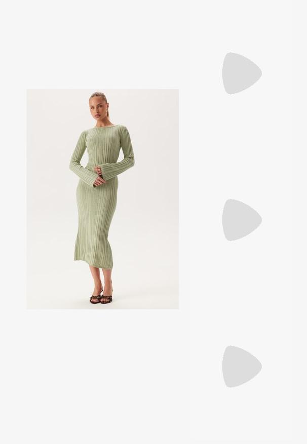 Ribbade långärmade klänning i ljusgrön, med en åtsittande design och utsvängda ärmar, som når mitt på vaden, i kombination med sandaletter med öppen tå.; Zign Stövel - black; Svarta, vinklade solglasögon med grå linser; tillverkade av plast, med tjocka skalmar med en slät yta och utan synlig hårdvara.; Svart mocka clutchväska med dragkedjestängning och avtagbart handledsband. Utrustad med guldfärgad hårdvara och en slät, matt yta.