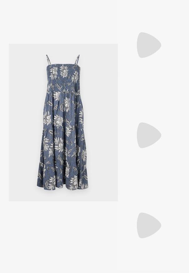 Blauwe maxijurk met witte bloemenpatronen, geschulpte lijfje, dunne bandjes en een vloeiende rok die uitloopt aan de zoom.; Puntige hoge hak schoenen met een zilver, goud en nude kleurenschema. Glanzende afwerking met uitsnijdingen en een stiletto hak.; Zilveren metalen pouch bag met een zachte, afgeronde vorm en een geknoopte sluiting aan de bovenkant. Gemaakt van soepel faux leren materiaal.; Zilveren creolen met een gedraaide ontwerp, voorzien van een gepolijste afwerking en een post-back sluiting. Meet ongeveer 3 cm in diameter.