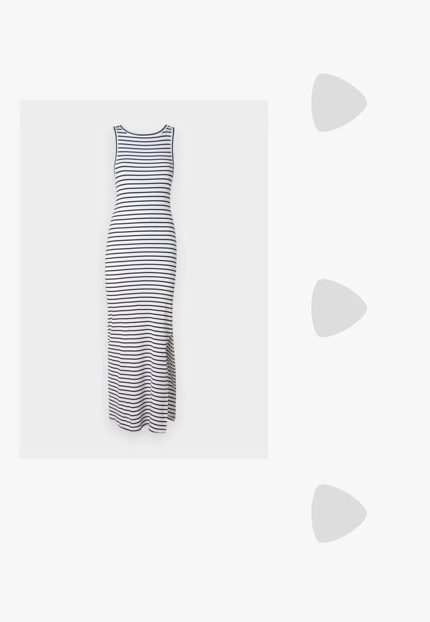 Gestreiftes Maxikleid in Weiß und Schwarz, ärmelloses Design, figurbetonte Form, mit Seitenschlitzen für mehr Bewegungsfreiheit, aus elastischem Stoff.; Schwarzer spitz zulaufender Slingback-Schuh mit niedrigem Absatz, der aus glattem Leder gefertigt ist und seitliche Ausschnitte für Atmungsaktivität aufweist.; Weiße Lederhandtasche mit abgerundeter Form, ausgestattet mit einem geprägten "CK"-Logo auf der Vorderseite und einem Einzel-Schultergurt. Reißverschluss oben.; Goldfarbene Creolen mit einer Halbmondform, polierter Oberfläche und Scharnierverschluss. Die glatte Textur und der reflektierende Finish verbessern die Sichtbarkeit.