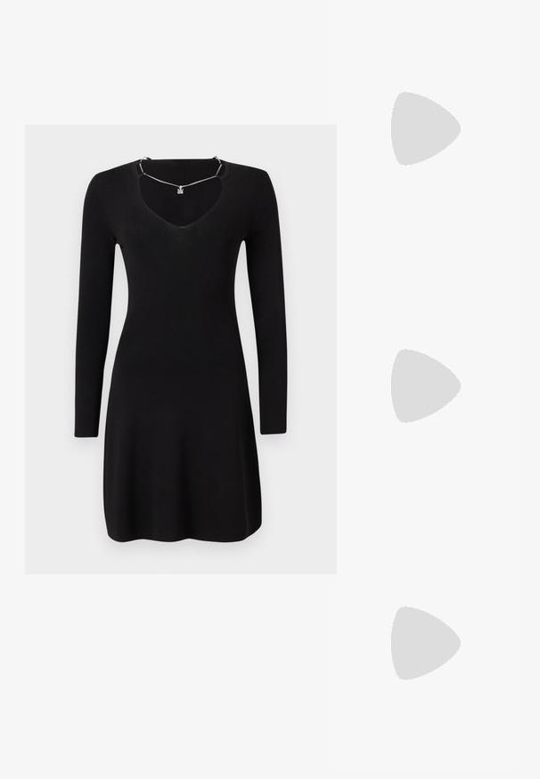 Musta pitkähihaiseen mekkoon, joka on valmistettu ribbikankaasta, kuuluu syvä V-pääntie ja hieman levenevä helma. Mukana on hopeanvärinen koru.; Mustat kiiltäväpatenttinaiset slingback-kengät, joissa on teräväkärkinen muoto, hopeinen yksityiskohta ja matala lohkarekorko. Kengissä on sileä, kiiltävä pinta kauttaaltaan.; Musta nahkainen olkalaukku, jossa on sileä pinta, suorakulmainen muoto ja metalliketju yksityiskohtana edessä. Mukana säädettävä hihna.; Hopeakoru drop -korvakorut, joissa on neliömuotoinen nappi, sileällä, kiillotetulla pinnalla ja pisaran muotoisella designilla, heijastavat valoa kiiltävän pinnan kautta.