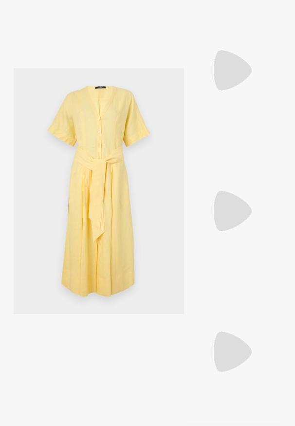 Gelbes Leinenkleid mit kurzen Ärmeln, V-Ausschnitt, Knopfleiste und einem selbstgebundenen Gürtel in der Taille; zeichnet sich durch ein fließendes A-Linien-Design aus.; Weißes kurzärmliges T-Shirt aus geripptem Stoff. Runder Halsausschnitt, normale Passform und dezente Nähte. Keine Muster oder Grafiken.; Schwarze Leder-Ballettschuhe mit abgerundeter Spitze, glatter Textur, minimalen Nähdetails und einem flexiblen Sohlen-Design.; Braune Ledertasche mit Klappenverschluss, Beschlägen in Goldfarbe, einem Schultergurt und einer glatten Oberfläche. Kompakte rechteckige Form.