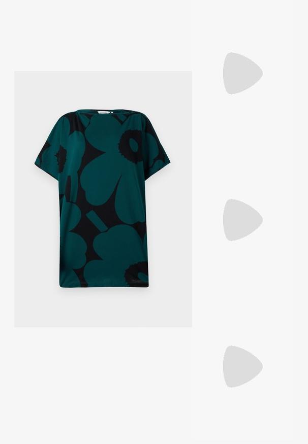 Teal oversized majica s črnim cvetličnim vzorcem. Ima okroglo vratno odprtino in kratke rokave, izdelana iz mehkega, lahkega materiala.; Črne visoke sandale na peto imajo tanke naramnice z vozlom, gladek kvadratni toe in eleganten stiletto peto.; Svetlo siva kovinska torbica z verižnim ročajem, okrašena z majhnimi okroglimi kovinskimi bleščicami in trikotnim logotipom blagovne znamke.; Srebrne obročaste uhane z gladko, sijočo površino. Zaobljena oblika, lahka zasnova, z zapiranjem na zatič.