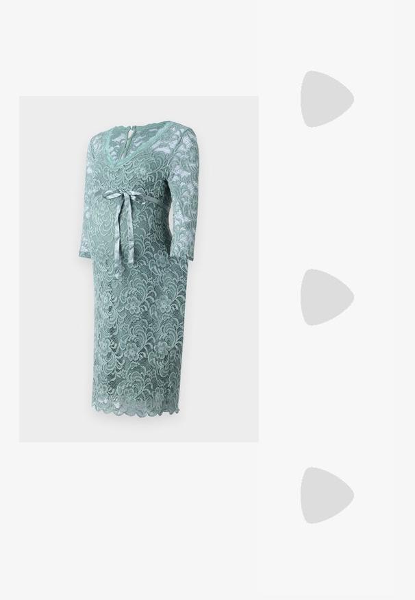 Mežģīņu grūtniecības kleita maigi piparmētru zaļā krāsā. Ar V veida dekoltē, trīs ceturtdaļu piedurknēm, sasietu satīna jostu un ziedu mežģīņu rakstu ar viļņotu apakšmalu.; Melnas augstpapēžu sandales ar plāniem siksniņām un mezgla dizainu, gluda kvadrātveida purngalu un elegantu stiletto papēdi.; Gaiši pelēka metāla rokassoma ar ķēdes siksnu, rotāta ar mazām apaļām metāla kniedēm un trīsstūra zīmola logo.; Sudraba riņķveida auskari ar gludu, spīdīgu apdari. Apaļas formas, viegla dizaina, ar aizdari uz stieples.