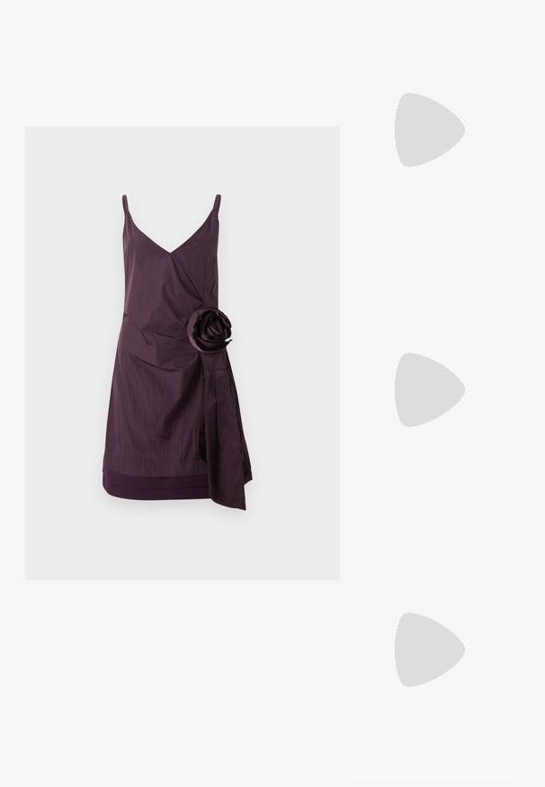 Vestido roxo sem mangas com decote em V, apresentando uma textura enrugada e uma grande rosa de tecido como detalhe do lado esquerdo. Detalhe de design envolvente na cintura.; NEOUS IRENA - Saltos clássicos - black; Bolsa de mão em verniz preto com formato retangular, alça de corrente e um detalhe de hardware distinto no centro. Textura suave.; Colar de corrente prateada com um pendente em forma de foguete, apresentando uma pedra central semelhante a um diamante redondo e uma base circular. Acabamento detalhado e polido.