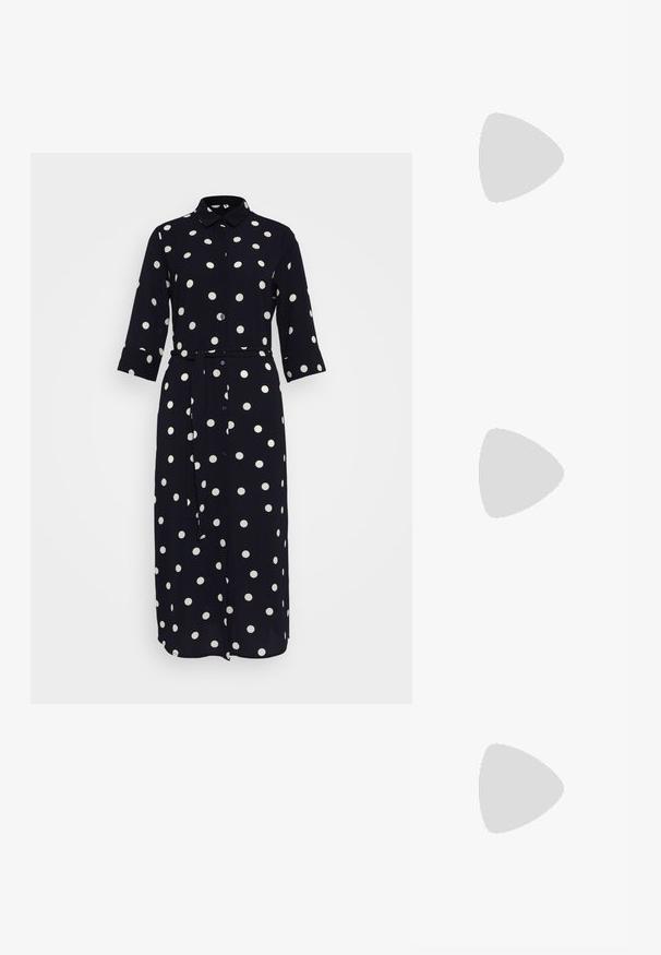 Rochie camasă bleumarin cu buline albe, mâneci lungi, închidere cu nasturi și curea asortată. Fabricată dintr-un material moale, cu o textură netedă.; Pantofii slingback din piele lăcuită neagră, cu vârf ascuțit, bretele pentru gleznă cu catarame și accesorii din argint, și un toc subțire.; Geantă de piele albă cu o formă curbată, curea reglabilă și un detaliu mic cu cataramă. Modelul poartă o ținută neagră ajustată.; Cercei aurii cu forme texturate și ondulate. Include studs sculpturale cu clip și un design de cerc deschis cu un finisaj cioplit.