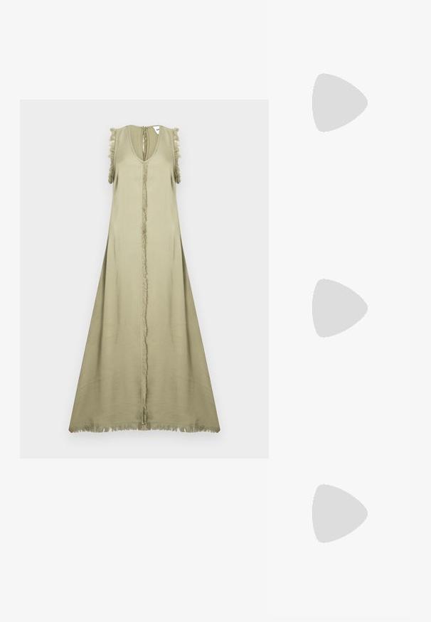 Bezramenné olivovozelené šaty s hlbokým výstrihom do V, stredným švom a strapcovými akcentmi na pleciach a leme. Hladká, ľahká látka.; Biele kožené tenisky s hrubou bielou podrážkou, čiernym zamekom na päte a vyrazeným logom na boku. Šnurovací dizajn so šiestimi očkami.; Čierne oversized slnečné okuliare s geometrickým tvarom, s tmavými šošovkami a kontrastným šedým detailom na ráme. Logo na mostíku.; Strieborné kruhové náušnice s hladkým a lesklým povrchom. Okrúhly tvar, ľahký dizajn, s uzáverom na kolík.