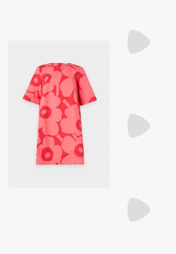 Short-sleeve dress in coral cotton fabric featuring bold red floral pattern, round neckline, and back zipper closure.; Brown leather heeled sandal with a square toe, adjustable ankle strap, and a block heel. Smooth texture and minimal design features.; Silk scarf featuring a colorful floral and geometric pattern in shades of orange, blue, brown, and cream. Triangular ends with a smooth texture.; Black handbag with structured shape, smooth texture, and a metallic clasp. Paired with wide black pants and open-toe sandals on wooden floor.