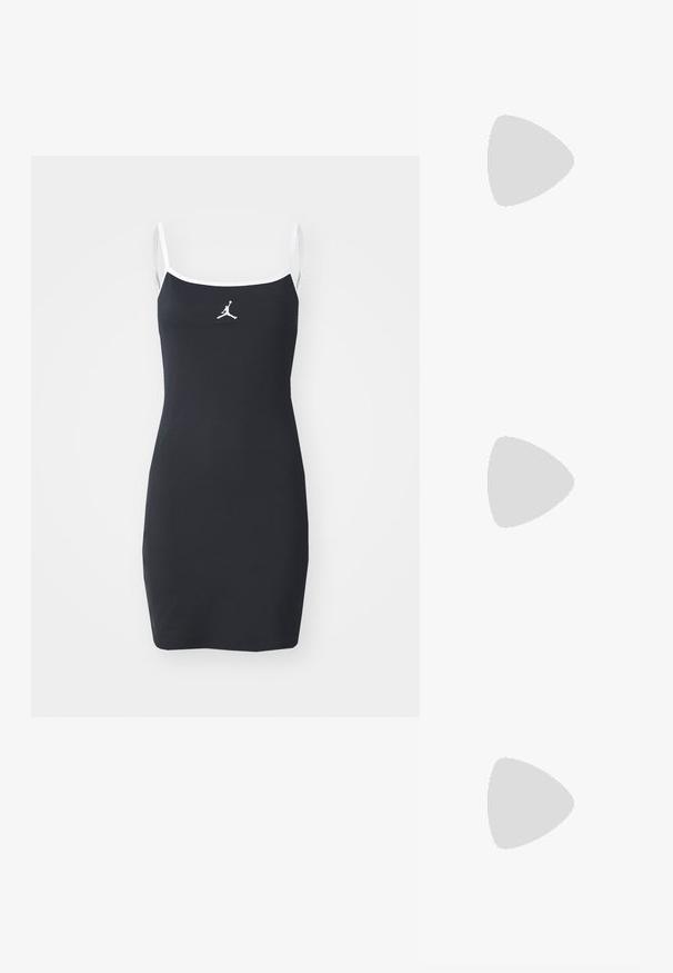 Vestido preto com textura canelada, alças e acabamento brancos. Apresenta um logo Jumpman no peito. Silhueta justa, design até ao joelho.; Sapato de salto alto slingback prateado com bico fino, acabamento metálico, duas correias decorativas e um salto esbelto com ponta preta.; Bolsa metálica prateada com uma forma estruturada, apresentando uma alça superior e um detalhe de laço na frente. Textura suave, acabamento reflexivo.; Brincos em tom de ouro com formas onduladas e texturizadas. Inclui studs escultóricos com presilha e um design de argola aberta com um acabamento martelado.