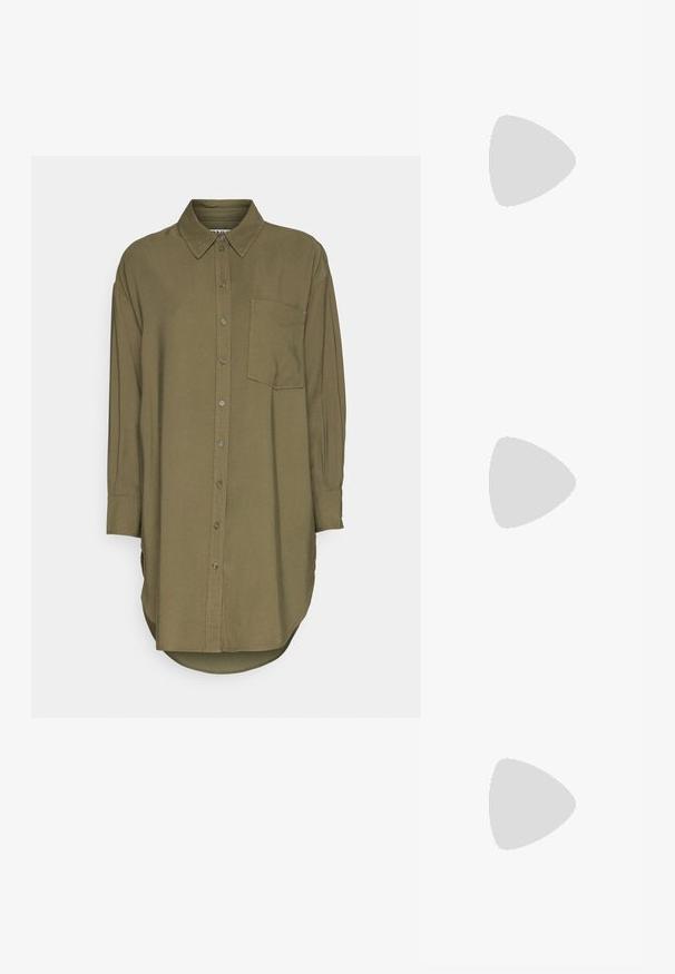 Oliva zöld, hosszú ujjú ing sima anyagból, gombos elülső résszel, egyetlen mellzsebbe és lekerekített hemline-nel készült.; Fekete lakk bőrcipő bokáig érő, hegyes orral és közepes magasságú tömbsarokkal. Simább textúrával és minimalista dizájnnal rendelkezik.; Barna teknős páncélmintás szemüveg, ovális lencsékkel, vékony szárakkal és átlátszó részletekkel. A templomon diszkrét logó található. Elegáns, könnyű dizájn.; Barna bőr keresztbody táska ívelt formával, aranyszínű fémrészekkel és csat díszítéssel. Levehető vállpánttal rendelkezik.