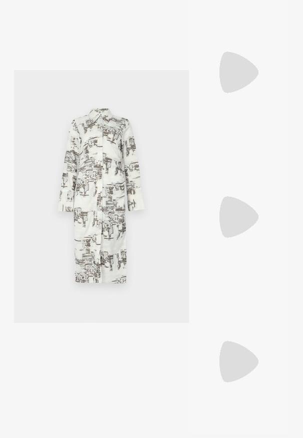 Langes Hemdkleid, weiß mit einem braunen abstrakten Muster, Kragen und vorderem Knopfverschluss. Lange Ärmel mit geradem Schnitt. Weicher, glatter Stoff.; Weiße Leder-Sneaker mit einer dicken weißen Sohle, schwarzem Wildlederakzent an der Ferse und geprägtem Logo an der Seite. Schnürdesign mit sechs Ösen.; Schwarze übergroße Sonnenbrille mit geometrischer Form, ausgestattet mit dunklen Gläsern und einem kontrastierenden grauen Detail im Rahmen. Logo am Bügel.; Silberne Creolen mit einer glatten, glänzenden Oberfläche. Abgerundete Form, leichtes Design, mit einer Steckverschluss. 