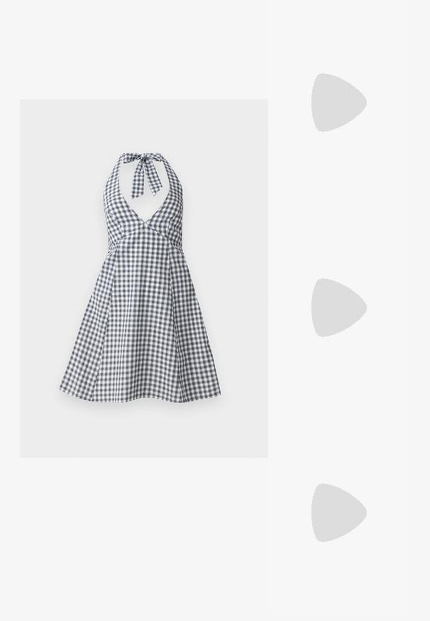 Haljina na halter s mornarsko plavim i bijelim kariranim uzorkom, dubokim V-izrezom i vezanjem na leđima. Suknja s lepršavim dizajnom, usklađena s tijelom i detaljima plisiranja.; Bershka Sandale s visokom petom - black; Smeđe skupe naočale s ovalnim lećama, tankim drškama i prozirnim akcentima. Ima suptilan logo na sljepoočnici. Elegantan, lagan dizajn.; Crna patentna kožna torba s zakrivljenim oblikom, jednim remenom za rame, prednjim džepovima i akcentima od srebrnog tona.