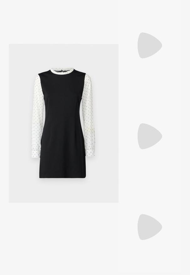 Vestito nero con lunghe maniche bianche a pois neri. Collo arrotondato, corpino aderente e orlo svasato. Texture liscia.; Sandali neri con tacco alto presentano sottili cinturini con design annodato, una punta quadrata liscia e un elegante tacco a spillo.; Borsa a mano metallica grigia chiara con tracolla a catena, impreziosita da piccoli chiodi metallici circolari e da un logo triangolare del marchio.; Orecchini a cerchio in argento con una finitura liscia e lucente. Forma arrotondata, design leggero, con chiusura a perno.