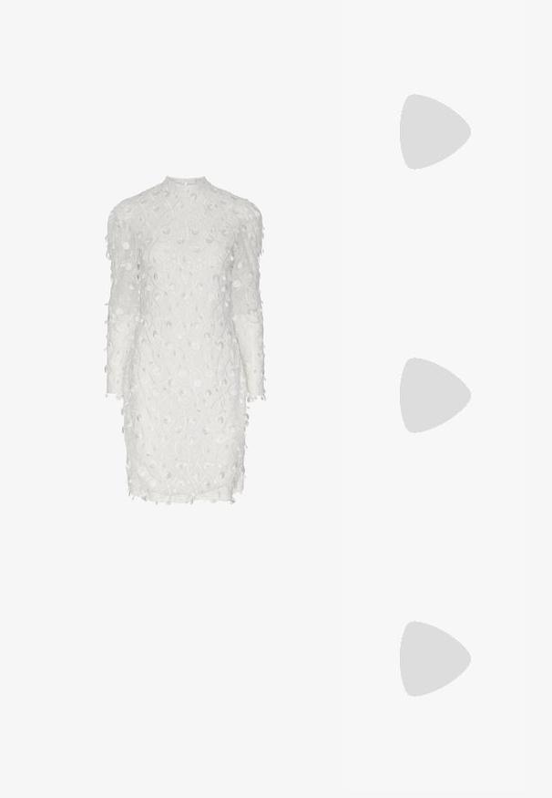 Robe blanche à manches longues, ornée de motifs de feuilles brodés et d'accents circulaires. Encolure haute et tissu texturé avec des bords frangés.; Chaussure slingback en cuir verni noir avec un embout pointu, des brides de cheville avec des boucles en argent et des éléments en métal, et un talon fin.; Sac à main en métal doré avec un design structuré, texture lisse et bandoulière ajustable. Présente une forme triangulaire unique et des coutures minimalistes.; Boucles d'oreilles dorées présentant des formes texturées et ondulées. Comprend des clips sculpturaux et un design de créoles ouvertes avec une finition martelée.