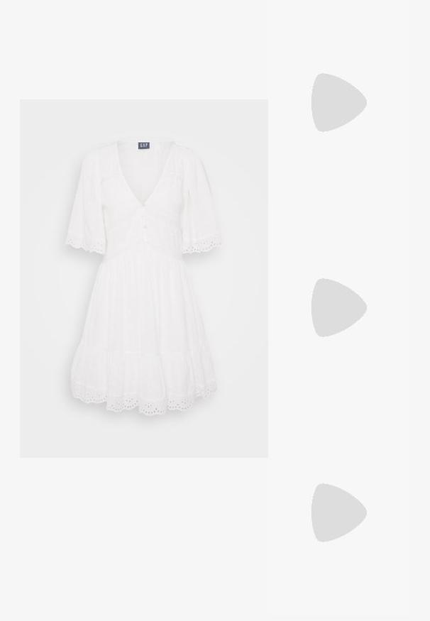Weißes Kleid mit kurzen Ärmeln, V-Ausschnitt, Knopfleiste und gestuftem Rock. Verziert mit einem Häkelrand und aus einem weichen, strukturierten Stoff.; Slingback-Sandalen aus weißem Leder mit mehreren breiten Riemen und silbernen Schnallen; flache Sohle mit kleinem schwarzem Absatz und metallischen Akzenten.; Schwarze rechteckige Sonnenbrillen mit dunklen Gläsern, glänzenden Kunststoffrahmen und goldenen Akzenten an den Bügeln. Minimalistisches Design und schlanke Form.; Even&Odd HALF MOON - Handtasche - black