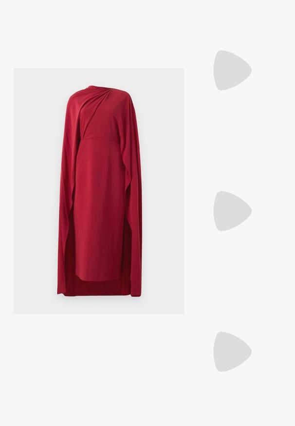 Vestido vermelho até ao joelho com detalhe de tecido drapeado e capa longa combinando que flui de um dos ombros, exibido contra fundo branco.; Salto slingback em patente preta com bico apontado, apresentando um padrão de pele de cobra texturizado, tira ajustável e um salto bloco curto e texturizado.; Bolsa de ombro em couro preto com dois bolsos frontais, fivelas douradas, fecho de zíper e uma alça fina. Superfície texturizada e forma retangular compacta.; Brincos em metal dourado com forma de arco alongado e curvado. Apresentam uma superfície lisa e brilhante, com uma ponta arredondada para um detalhe adicional.