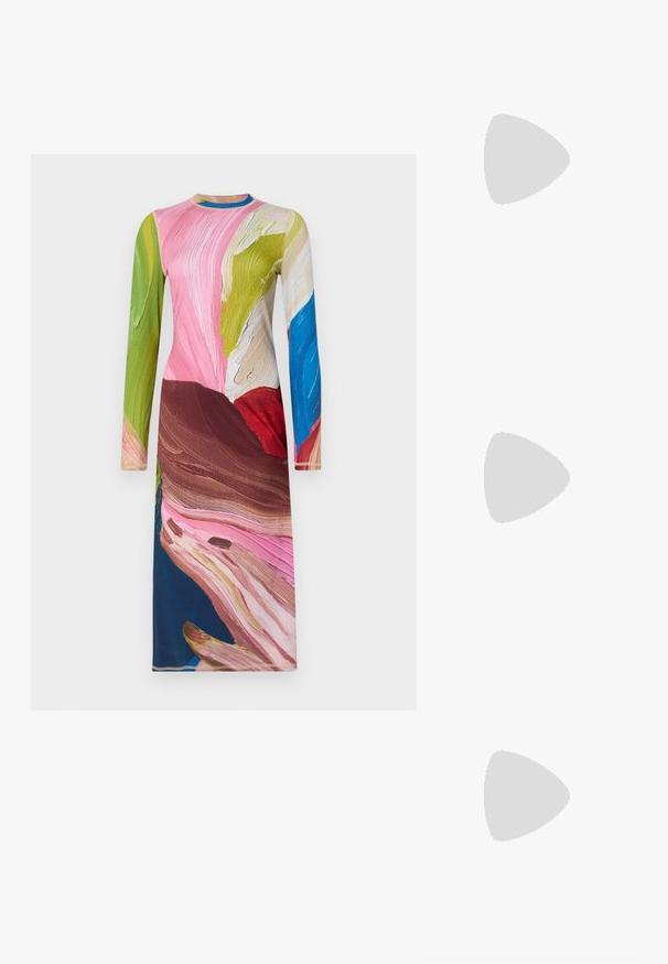 Vestido de mangas longas feito de um tecido liso e elástico, apresentando um padrão abstrato multicolorido com tons de rosa, verde, azul e castanho.; Bota de tornozelo burgundy brilhante com um salto preto robusto, apresentando uma textura suave e um design simples. Sem fechos ou padrões visíveis.; Óculos tortoiseshell castanhos com lentes ovais, hastes finas e acabamentos transparentes. Apresenta um logótipo subtil na têmpora. Design elegante e leve.; Bolsa transversal de couro castanho com um formato curvado, ferragens douradas e um detalhe de fivela. Inclui uma alça de ombro destacável.