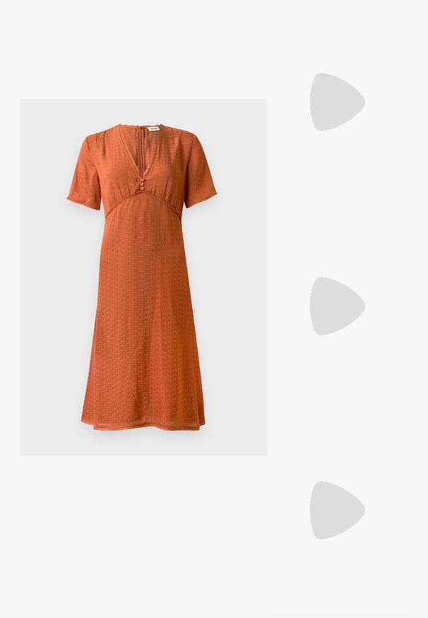 Robe à manches courtes en rouille avec un motif texturé. Présente un décolleté en V et une fermeture à boutons à l'avant, silhouette évasée fluide.; Escarpin slingback en vernis noir avec un bout pointu, présentant un imprimé serpent texturé, une sangle réglable et un petit talon bloc texturé.; Sac en cuir noir porté en travers avec deux poches avant, boucles dorées, fermeture zippée et une sangle fine. Surface texturée et forme rectangulaire compacte.; Boucles d'oreilles en métal doré en forme d'anneau, avec une forme courbée et allongée. Elles présentent une surface lisse et brillante avec une pointe arrondie pour un détail supplémentaire.