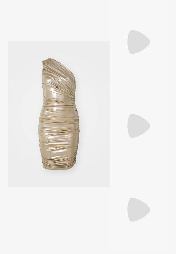 Eno-rame obleka iz metalizirate zlate tkanine z nabranimi detajli, prilegajoča silhueta in gladka tekstura, ki prikazuje sijoč videz.; Črne usnjene sandale središnje zaponke z ostro konico, okrasnimi trakovi z kovinskimi očesi in nizko blokasto peto. Teksturirana površina.; Črna usnjena torbica okrogle oblike, mehke teksture, z vozlanim ročajem in zlatimi kovinskimi dodatki. Zadrga za zapiranje.; Par nenavadno ovalnih zlatih metalnih uhani s teksturirano, rahlo udarjeno površino na belem ozadju.