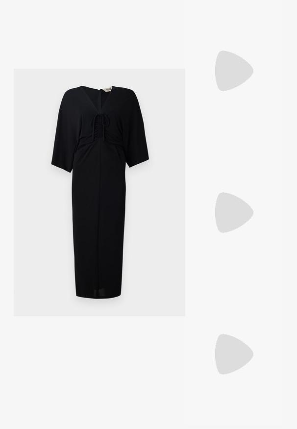 Robe noire midi avec des manches kimono courtes, un détail de lien à l'avant, une fermeture éclair et une silhouette ajustée. Tissu lisse, design minimaliste.; Escarpin slingback en vernis noir avec un bout pointu, présentant un imprimé serpent texturé, une sangle réglable et un petit talon bloc texturé.; Sac à main en cuir crème avec une forme courbée, muni d'un détail en métal doré. La bandoulière est fixée avec un fermoir en métal.; Boucles d'oreilles en or lumineux avec un cristal rectangulaire transparent pendent sous une rangée de petits accents ronds transparents. Design élégant et moderne.