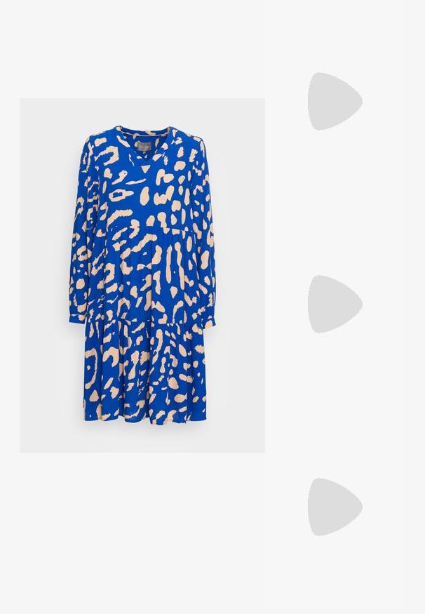 Culture DREA DRESS - Vestido de dia - surf the web; Sandalha metálica dourada com um salto em bloco angular, duas tiras sobre o pé e uma tira ajustável no tornozelo. Textura suave.; Bolsa de couro preta com forma curva, alça destacável e detalhes em dourado. A bolsa possui uma aba com detalhe de fivela.; Brinco em metal dourado com um design elegante e curvo. Apresenta uma forma pontiaguda distinta, superfície polida e fecho por dobradiça.