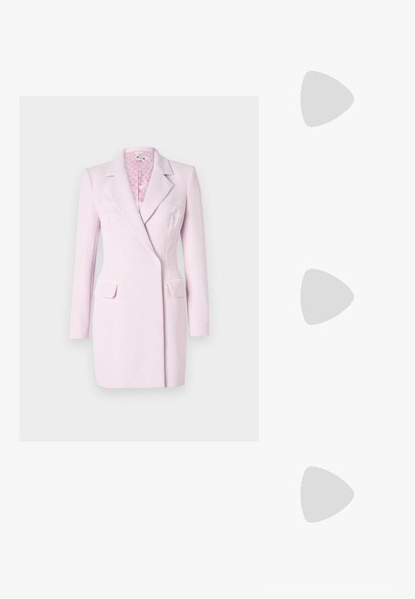Vestido blazer rosa com mangas longas, lapela recortada e dois bolsos frontais. Apresenta costura branca contrastante e um forro interior texturizado.; As sandálias de salto alto pretas apresentam tiras finas com um design em nó, uma biqueira quadrada lisa e um elegante salto agulha.; Bolsa metálica cinza claro com uma alça de corrente, adornada com pequenos rebites metálicos circulares e um logótipo triangular da marca.; Brincos de argola prateados com um acabamento suave e brilhante. Forma arredondada, design leve, com fecho de pino.
