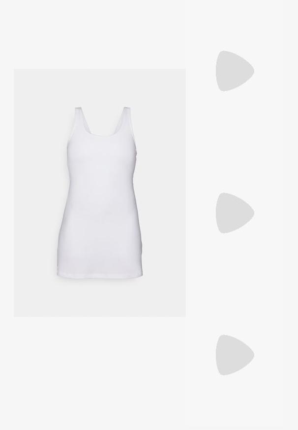 Fehér ujjatlan trikó, sima, rugalmas anyagból készült, kerek nyakkivágással és egyszerű, testhez álló kialakítással.; Fekete magas sarkú szandálok vékony pántokkal, csomózott mintával, sima négyzetes orral és karcsú stiletto sarkal rendelkeznek.; Világosszürke fémes kézitáska lánc pánttal, kis kör alakú fém kifinomult díszítéssel és háromszög alakú márkagéppel.; Ezüst karika fülbevalók sima, fényes felülettel. Lekerekített forma, könnyű kialakítással, tűs zárómechanizmussal.