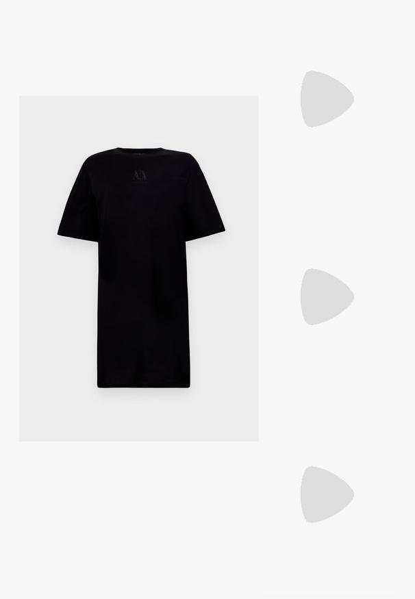 T-shirt noir à col rond et manches courtes, avec un détail de logo sur la poitrine. Fabriqué en tissu doux avec une coupe décontractée.; Blouse blanche à manches courtes avec broderie florale bleue, un col rond et des motifs délicats sur le devant et les manches.; Bottine en cuir noir avec un bout rond, un talon carré, une fermeture éclair sur le côté et des coutures décoratives sur l'empeigne. Texture lisse, design classique.; Pochette en cuir rouge à la finition texturée, avec un rabat plat et une courte sangle. Logo de marque discret sur le devant.