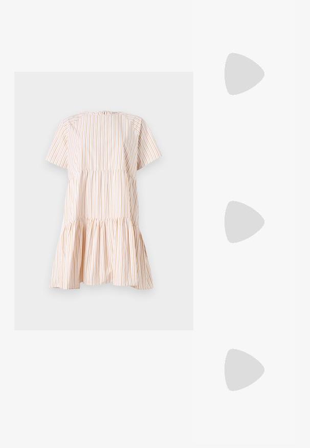 Robe à manches courtes à rayures verticales blanches et orange, avec un corsage froncé et un ourlet évasé. Fabriquée en tissu léger.; Sandale noire à lanières avec un bout carré et un petit talon bloc. Elle présente plusieurs fines lanières et une sangle de cheville ajustable. Fabriquée en cuir lisse.; Sac bandoulière en cuir noir avec une texture lisse, de forme rectangulaire et un détail en chaîne métallique à l'avant. Sangle réglable incluse.; Boucles d'oreilles en argent avec un design rond et épuré, présentant une surface lisse et sans embellissements visibles. Diamètre non spécifié.