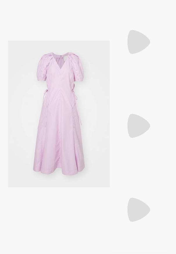3.1 Phillip Lim BLOOM V-NECK BUTTON PLACKET - Freizeitkleid - wisteria; Schwarze Lack-Slingback-Pumps mit spitzem Zehenbereich, versehen mit strukturiertem Schlangenprint, verstellbarem Riemen und einem kurzen, strukturierten Blockabsatz.; Schwarze Leder-Umhängetasche mit zwei vorderen Taschen, goldenen Schnallen, Reißverschluss und einem schmalen Tragegurt. Texturierte Oberfläche und kompakte rechteckige Form.; Gold- und Silberohrstecker mit einer geschwungenen, länglichen Form. Glänzende Oberfläche mit glatter Textur und minimalistischen Design.
