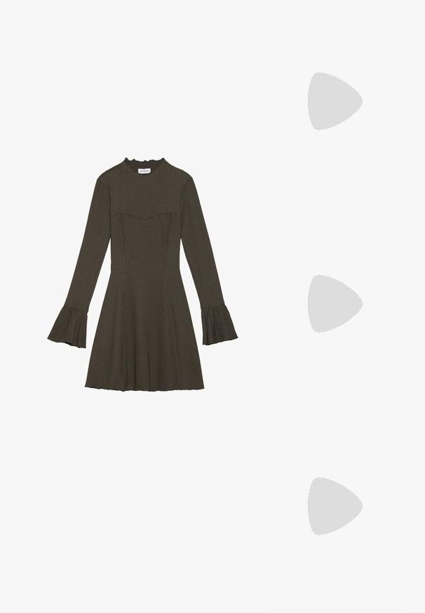 Pikkade varrukatega oliivroheline kleit, millel on ülikitsas kehaosa, laienevad varrukad ja rippuv kaelus. Tekstureeritud kangas koos kergelt laieneva seelikuosa.; Mustad musta kandaga sandaalid, millel on mitmed risti minevad rihmad. Sile materjal, terav nina ja kitsas konts. Reguleeritav pahkluuri rihm klambriga.; Must haben musta nahkklahviga kott, millel on klapp ja kuldne metallist pandla detail. Kaasas must rihm ja stiilne, minimalistlik disain.; Kuldtooni metallist kõrvarõngas, millel on elegantne ja kaarjas disain. Omab silmapaistvat teravat kuju, poleeritud pinda ja hingesulgemist.