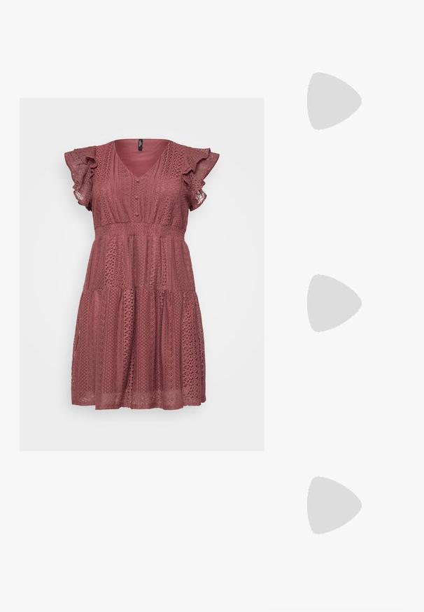 Robe rose avec un décolleté en V, des manches courtes à volants, des détails en bouton et une jupe à niveaux avec un motif semblable à de la dentelle.; Baskets Nike beiges avec accents bruns, tige en suède et textile, bout rond, semelle en caoutchouc plate et design à lacets.; Lunettes de soleil en écaille de tortue avec des verres rectangulaires marron, une monture épaisse et des branches fines présentant un motif de nuances variées de marron.; Boucles d'oreilles en argent avec une finition lisse et polie. Forme ronde et fermeture à clip sécurisée. Design léger adapté pour un port quotidien.