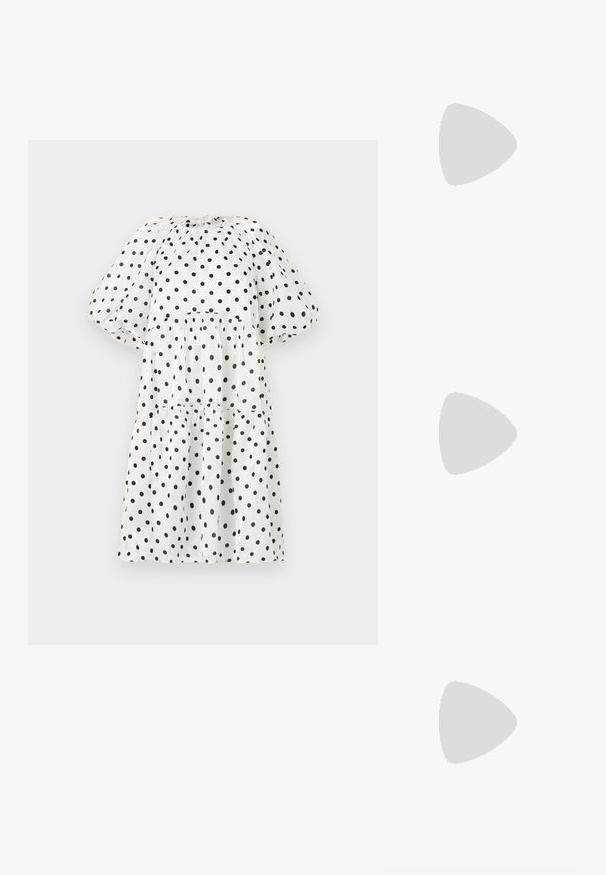Robe blanche à pois noirs, avec un col montant, des manches bouffantes et un design de jupe à volants. Tissu léger et texturé.; Baskets en daim rose avec des rayures vertes, des accents blancs et une semelle en caoutchouc brun. Comportent un tissu texturé et un détail de logo sur le côté.; Pochette en métal argenté avec une forme douce et arrondie et un fermoir en haut noué. Fabriquée en simili cuir lisse.; Boucles d'oreilles en argent en forme de créoles avec un design torsadé, dotées d'une finition polie et d'une fermeture à poussoir. Mesurent environ 3 cm de diamètre.
