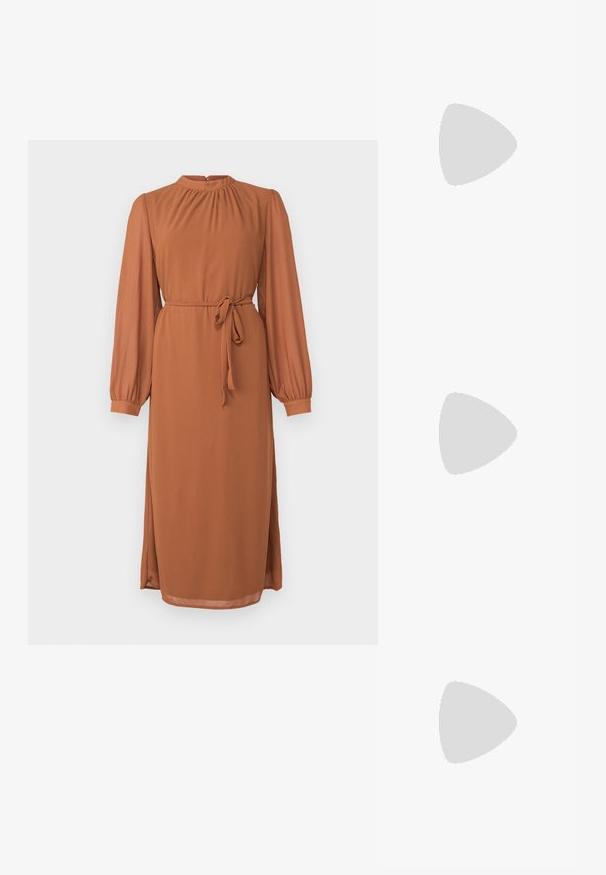 Hosszú ujjú, rozsdabarna ruha magas nyakkal, ráncolt részletekkel és övvel a derékon; sima anyag, oldalrésekkel.; Fingerszűk, hegyes orrú, háttámlás sarokcipő sima, fényes barnás anyagból. Íves kivágású dizájn és karcsú stiletto sarkú. Ezüst csattal ellátva.; Teknősbéka mintás napszemüveg, ovális lencsékkel, barna árnyalatú, vékony karokkal, amelyek texturált mintával rendelkeznek, könnyű műanyag keret.; Barna bőr keresztbody táska ívelt formával, aranyszínű fémrészekkel és csat díszítéssel. Levehető vállpánttal rendelkezik.