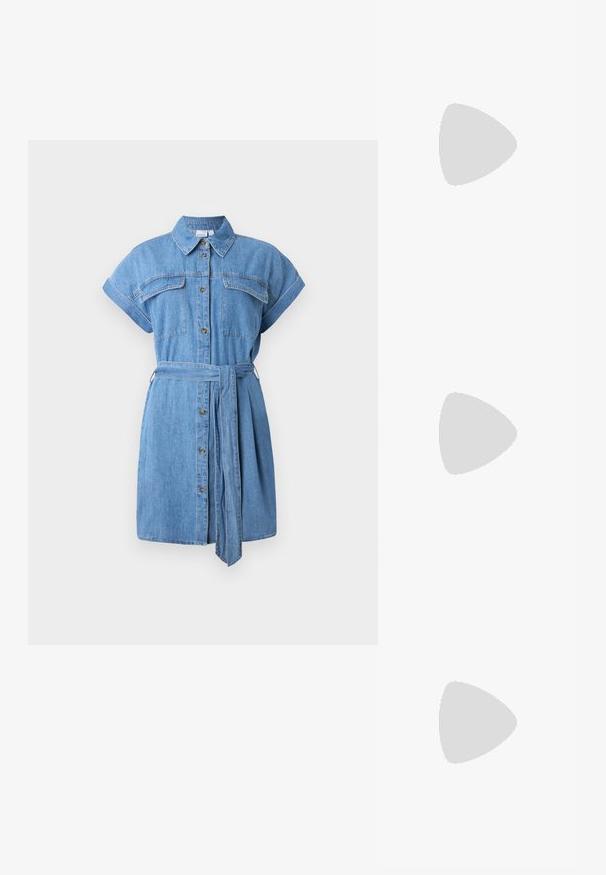 Denim srajca obleka v svetlo modri barvi, kratki rokavi, ovratnik, sprednje zapiranje z gumbi, dvoje prsnih žepov, v kompletu z usklajeno pasom.; Bela bomba iz bombaža z velikim, svetlo rdečim grafikonom jastreba na sprednji strani. Kratki rokavi in standarden kroj s okroglim izrezom.; Beli visoki platneni športni čevelj z črnim gumijastim podplatom, sprednjim gumijastim zaščitnikom za prste in šestimi luknjicami za vezalke, ki se ponaša s preprostim, minimalističnim dizajnom.; Rdeča usnjena torba z angularnim, geometrijskim dizajnom. Ima en samostoječ nastavljiv ročaj in pokrov, zaprt z zapiranjem, ki je okrašen s šivi.
