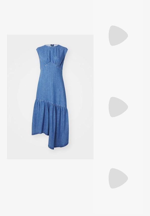 Denim jurk met een getailleerde bovenkant, ronde halslijn, korte mouwen en een gelaagde rok. De stof is medium blauw met een subtiele textuur.; Witte leren hoge hak schoen met een spitse neus, enkelbandje en een slanke stiletto hiel. Gladde textuur met een subtiele glanzende afwerking.; Zwarte leren schoudertas met twee vo pockets, gouden gespen, ritsluiting en een smalle band. Tekstuur oppervlak en compacte rechthoekige vorm.; Gouden metalen oorbellen in de vorm van een gebogen, verlengde hoop. Kenmerkend zijn het gladde, glanzende oppervlak en de afgeronde punt voor extra detail.