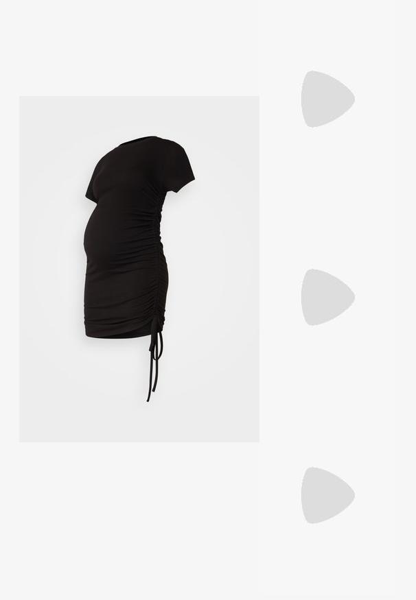 Fekete kismama ruha rövid ujjal, oldalsó ráncolással és állítható megkötő díszítéssel; puha, rugalmas anyagból készült.; Fekete lakk bőrcipő bokáig érő, hegyes orral és közepes magasságú tömbsarokkal. Simább textúrával és minimalista dizájnnal rendelkezik.; Fekete kézi táska strukturált formával, sima textúrával és fémből készült záródással. Széles fekete nadrággal és nyitott orrú szandállal párosítva, fából készült padlón.; Ezüst karika fülbevalók, amelyeket több átlátszó kristály díszít, texturált felülettel és nyitott, kör alakú kialakítással.