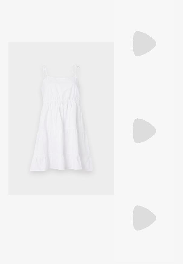 Valkoinen puuvillainen kesämekko ohuiden olkaimien, istuvan vartalon ja kerroksittaisen hameen kanssa. Kankaan pinta on sileä ja siinä on kevyt, ilmava rakenne.; Musta, kärjeltään terävä slingback-kengä, jossa on matala korko. Kengässä on sileä nahkamateriaali ja sivuilla leikkaukset hengittävyyttä varten.; Musta nahkainen olkalaukku, jossa on pehmeä rakenne, kolmion muoto ja säädettävä hihna, yhdistettynä vaaleansiniseen raidalliseen paitaan ja valkoisiin housuihin.; Kolme metallirengasta: yksi ruusukultainen, yksi kultainen teksturoiduilla yksityiskohdilla ja yksi hopeinen, kaikki kaiverretulla brändäyksellä sisäpuolella.